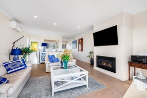 TV, fireplace