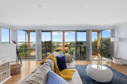 Hazel Beach House with ocean views