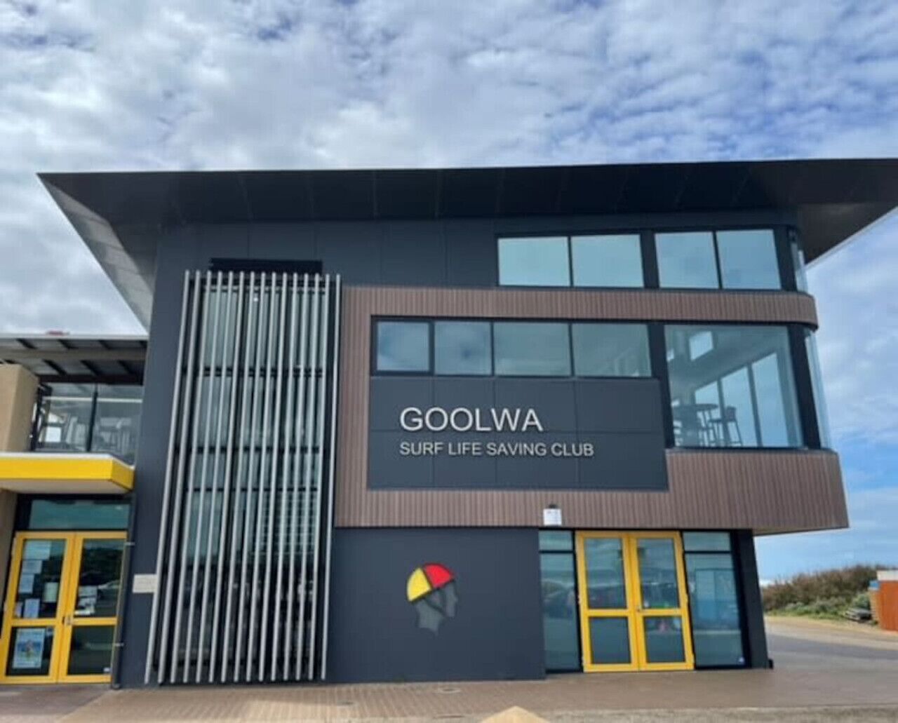 Un edificio moderno con un cartello che riporta "Goolwa Surf Life Saving Club".