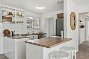 Fridge, microwave, oven, stovetop - Percys Place- Waterfront, pet and family friendly (Goolwa)