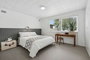 2 bedrooms, desk, iron/ironing board, WiFi - Percy`s Place: Family-friendly Waterfront Serenity (Goolwa)
