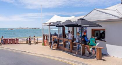 Sea Whispers, family and dog friendly