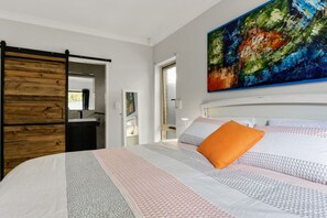 3 habitaciones, escritorio, tabla de planchar con plancha y wifi 