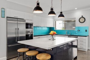 Fridge, microwave, stovetop, dishwasher