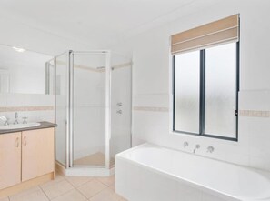 Hair dryer, towels - Marina Views—Waterfront Family Escape with Dock (Hindmarsh Island)