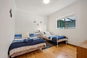 2 habitaciones, escritorio, tabla de planchar con plancha y wifi gratis 