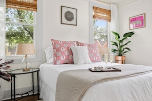 2 bedrooms, iron/ironing board, Internet - Comfy on King Street | Peachy King (Charleston)