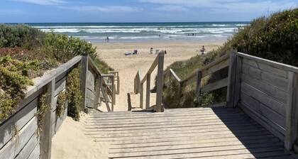 Lil Blue Surf Shack—A Playful Coastal Hideaway