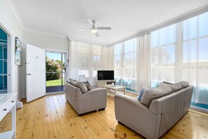 TV, fireplace - Lil Blue Surf Shack, family and pet friendly (Goolwa Beach)