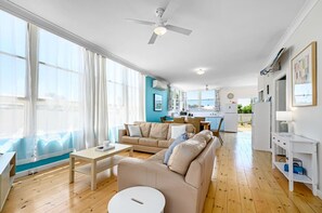 TV, fireplace - Lil Blue Surf Shack, family and pet friendly (Goolwa Beach)