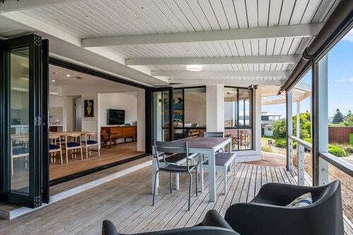 Coastal Retreat—Treetop Outlooks by Goolwa Beach