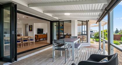 Coastal Retreat—Treetop Outlooks by Goolwa Beach