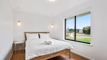 3 bedrooms, desk, iron/ironing board, WiFi