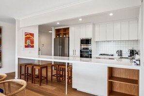 Kühlschrank, Mikrowelle, Herdplatte, Geschirrspüler