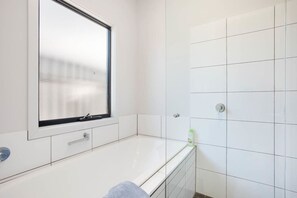 Een haardroger, handdoeken
