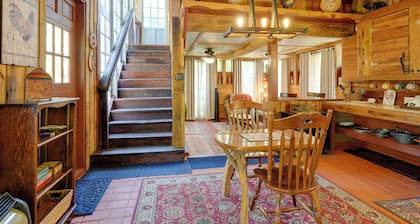 Glamping-Style Cabin on 20-Acre Farm Near Lutz!