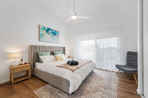 4 bedrooms, desk, iron/ironing board, WiFi - Seaberry—Coastal Ease by Goolwa Beach (Goolwa Beach)