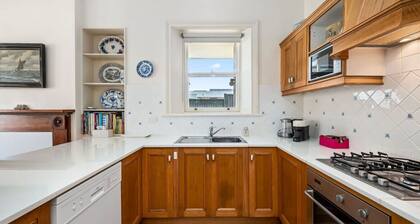 Halcyon, historical home, close to beach and shops