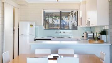 Geladeira, micro-ondas, fogão, cooktop