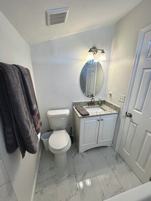 Serviettes fournies, savon, papier toilette