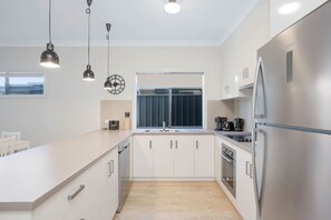 Fridge, microwave, oven, stovetop - Brooking`s Perch, Walk to Shops & River, WiFi (Goolwa)