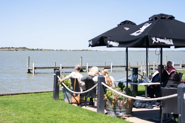 Outdoor dining - Brooking`s Perch, Walk to Shops & River, WiFi (Goolwa)