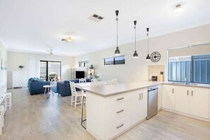 Interior - Brooking`s Perch, Walk to Shops & River, WiFi (Goolwa)