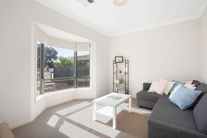 TV - Brooking`s Perch, Walk to Shops & River, WiFi (Goolwa)