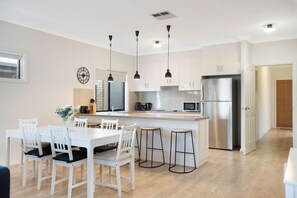 Dining - Brooking`s Perch, Walk to Shops & River, WiFi (Goolwa)