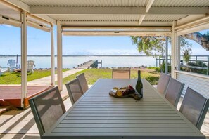 Outdoor dining - Mundoo Waters—Tranquil Waterfront Haven with Jetty (Hindmarsh Island)
