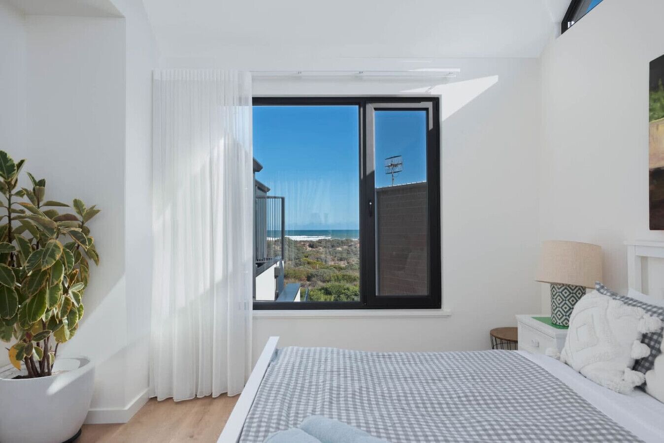 5 bedrooms, desk, WiFi, bed sheets