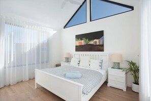 5 bedrooms, desk, WiFi, bed sheets