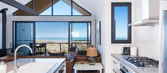 Timbers By The Sea, Beachfront Bliss with Fireplac