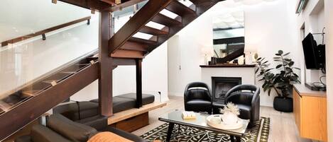 Een televisie en een open haard