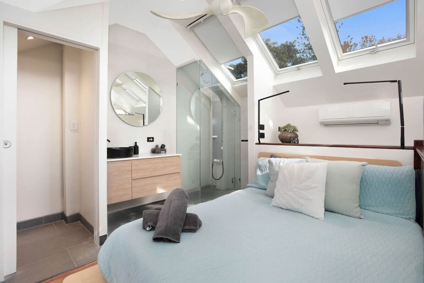 1 bedroom, desk, WiFi, bed sheets