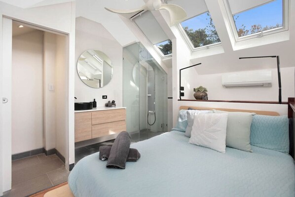 1 bedroom, desk, WiFi, bed sheets