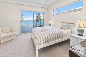 4 bedrooms, desk, WiFi, bed sheets