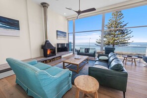 Televisie en een open haard