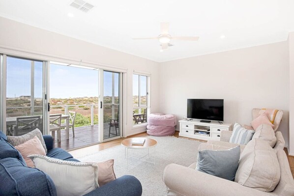 Smart TV, fireplace, table tennis