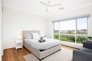 4 bedrooms, desk, iron/ironing board, free WiFi