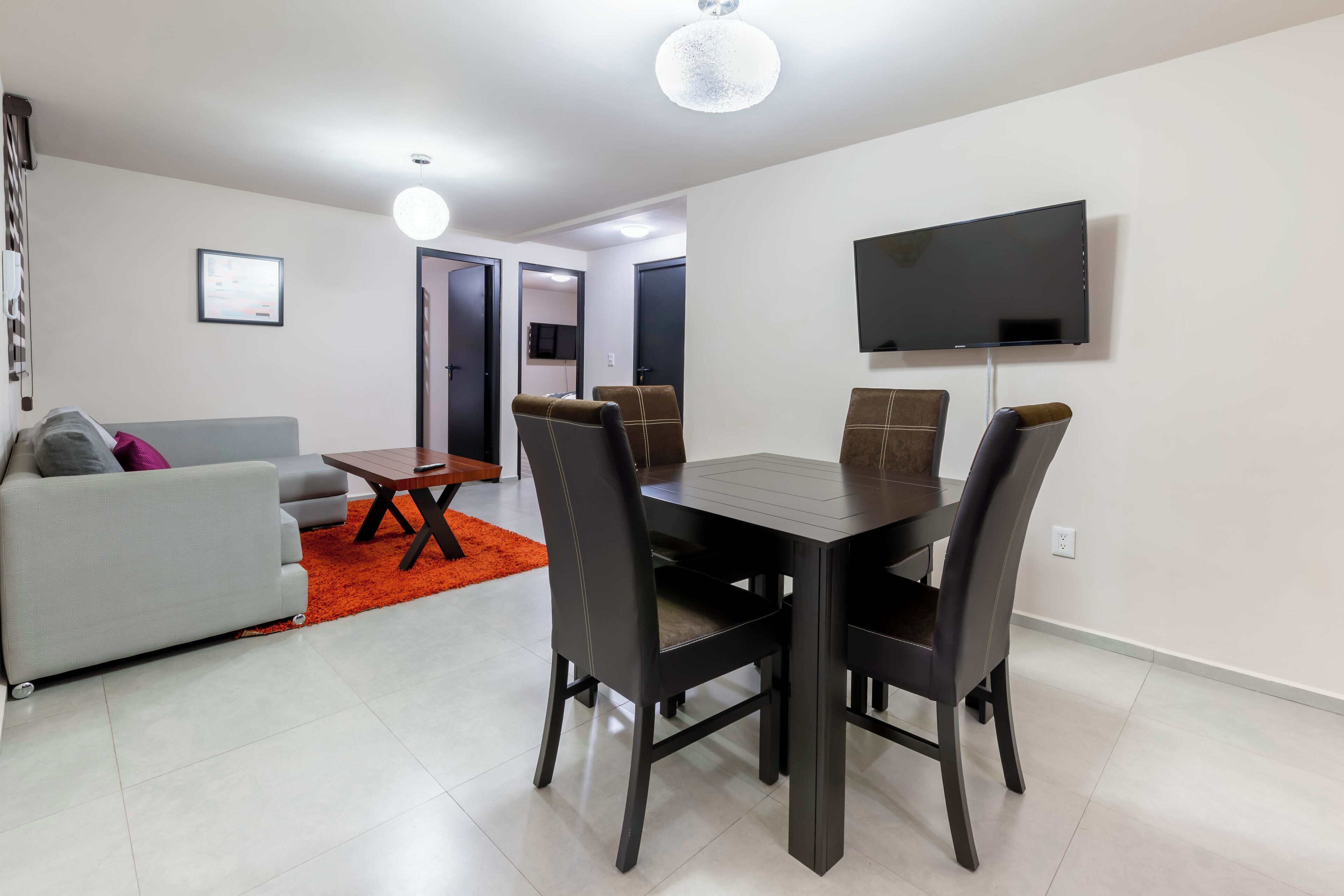 خزنة داخل الغرفة ومساحة عمل للكمبيوتر المحمول ومكواة/لوح كي