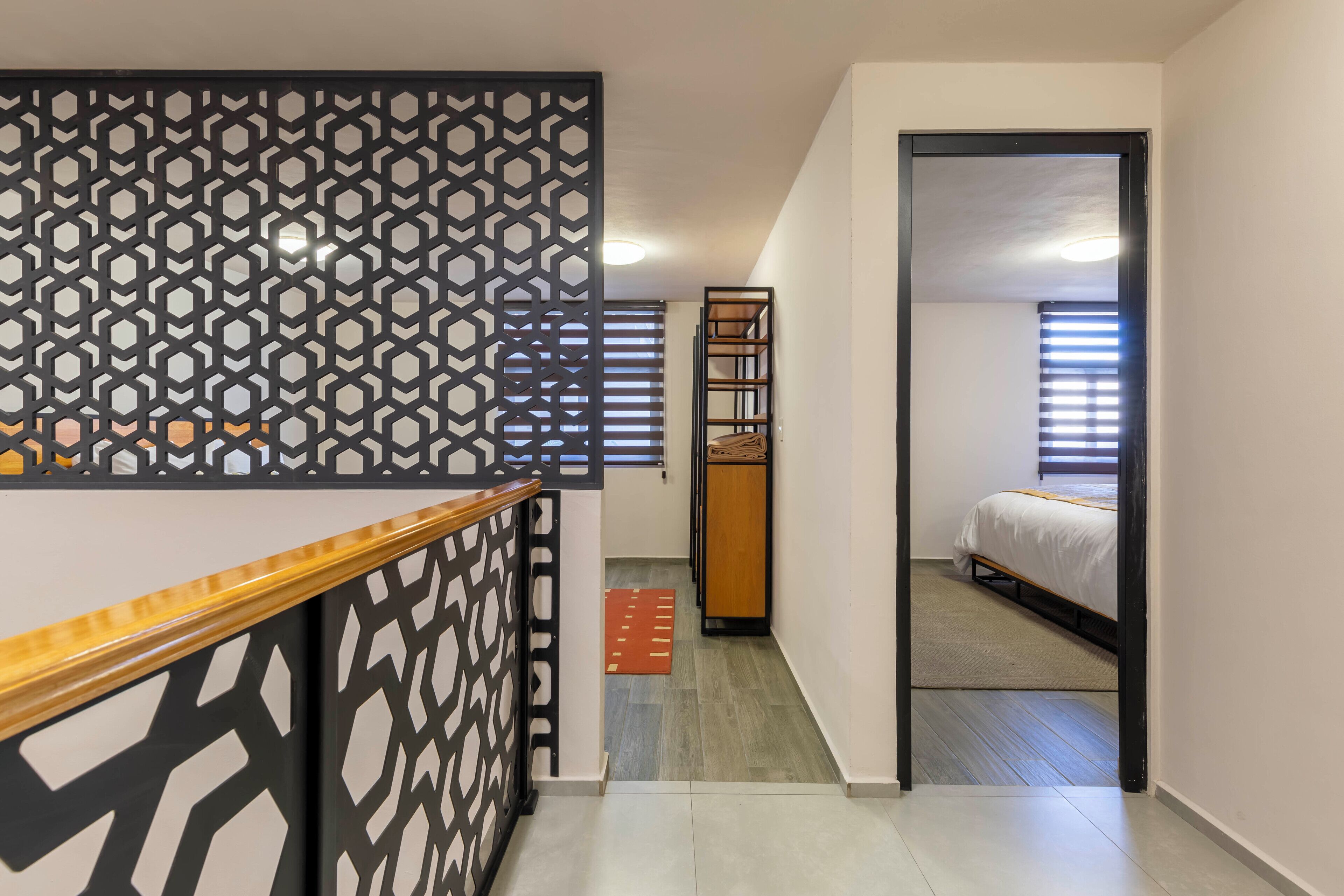 Grand-ullakkohuoneisto | Tallelokero huoneessa, kannettavalle tietokoneelle sopiva työtila