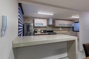 Gác Grand | Bếp riêng | Tủ lạnh, lò vi sóng, dụng cụ nấu nướng/bát dĩa/dao nĩa 