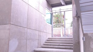 A concrete staircase leading to a building entrance. - Lofts by Verticca San Francisco (Tecámac)