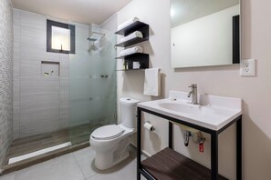 クラシック ロフト | バスルーム | シャワー、石鹸、シャンプー、トイレットペーパー