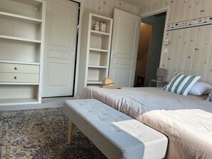 4 bedrooms, iron/ironing board, WiFi, bed sheets