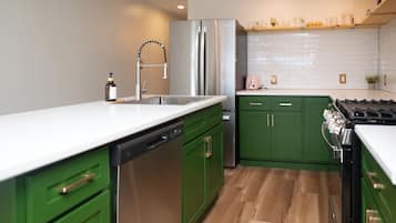 Jääkaappi, uuni, liesi, astianpesukone