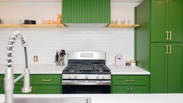 Fridge, oven, stovetop, dishwasher