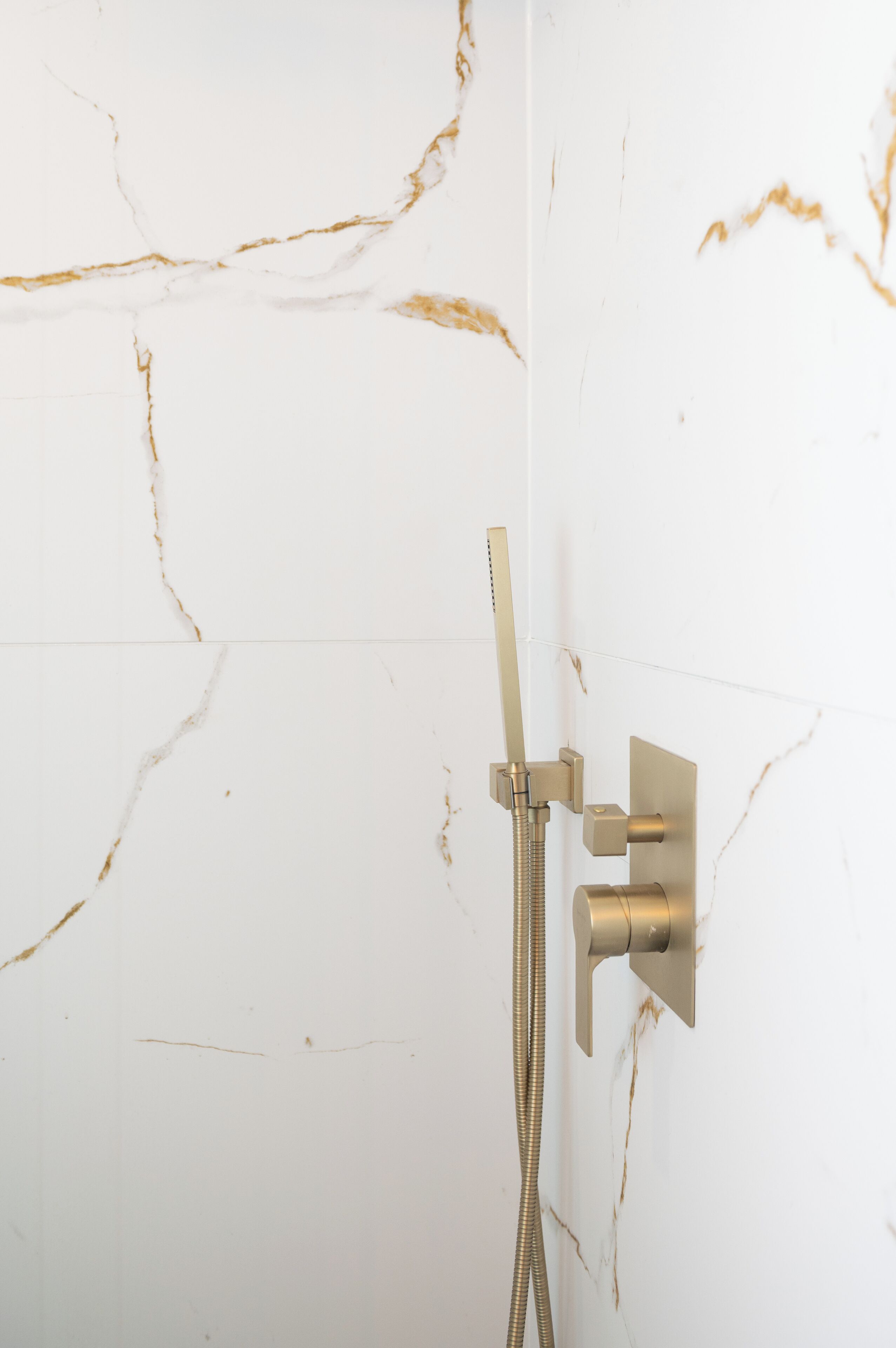 Chuveiro, secador de cabelo, toalhas de banho, sabonete