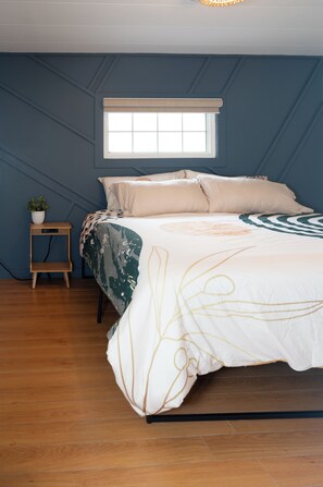 3 bedrooms, desk, iron/ironing board, free WiFi